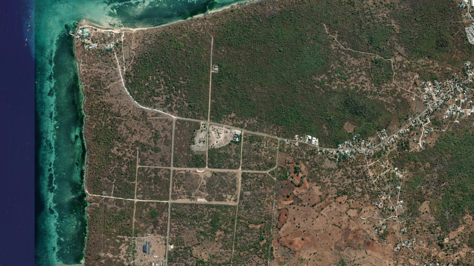 Citra satelit pesisir Kawasan Industri Bolok dan jaringan jalan di sekitarnya